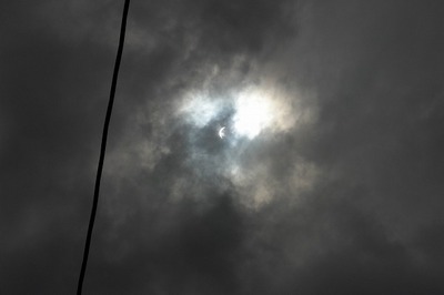皆既日食は黒雲のなか