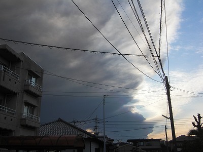新燃岳の火山灰がひろがった空.jpg