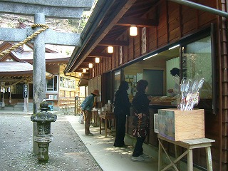 速川神社でお守りを買う.jpg